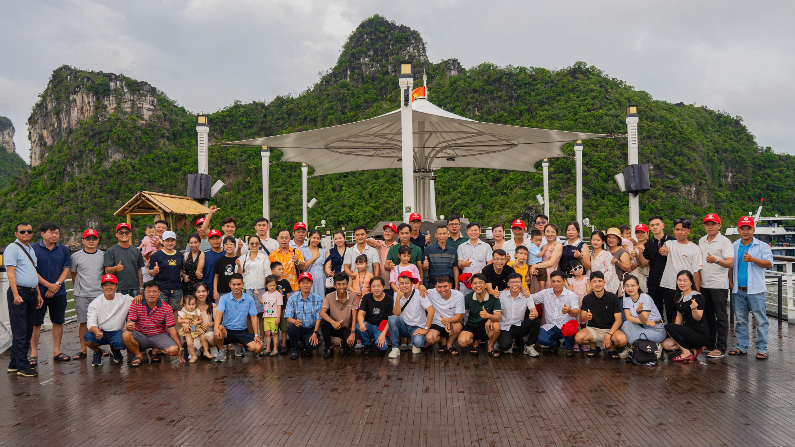 Thuốc thuỷ sản VAQ tri ân các đại lý tổ chức tour du lịch “ Khám phá vịnh Hạ Long”