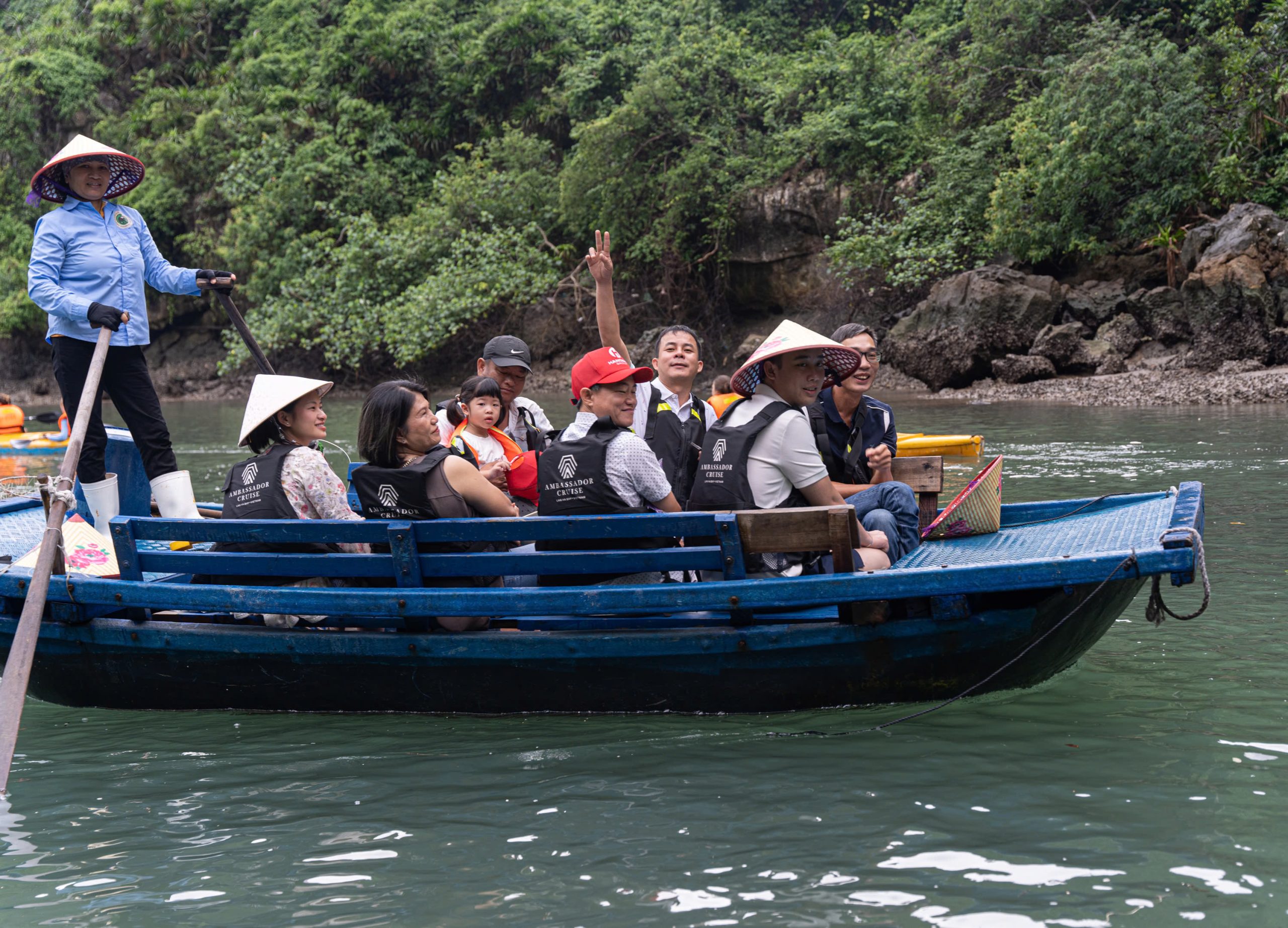 Thuốc thuỷ sản VAQ tri ân các đại lý tổ chức tour du lịch “ Khám phá vịnh Hạ Long”